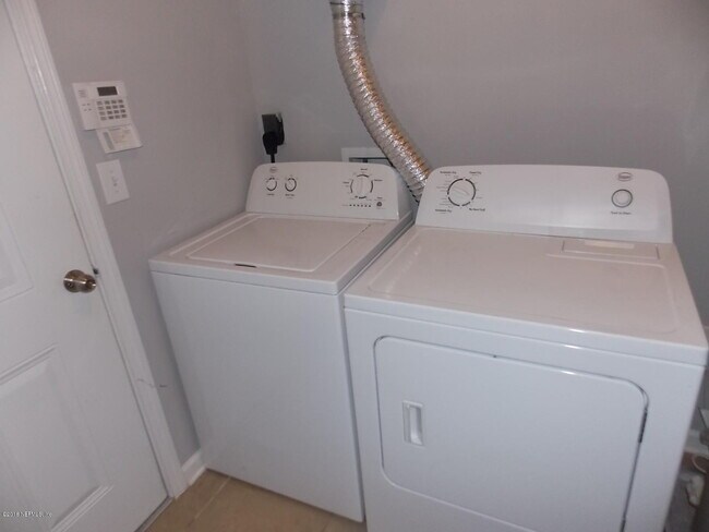 Building Photo - 7039 Deer Lodge Cir