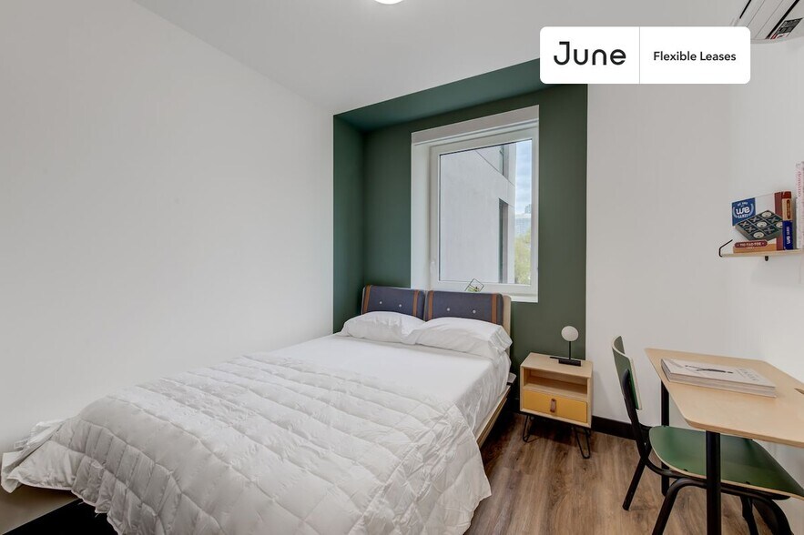 Building Photo - Beautiful Private ROOM in Williamsburg