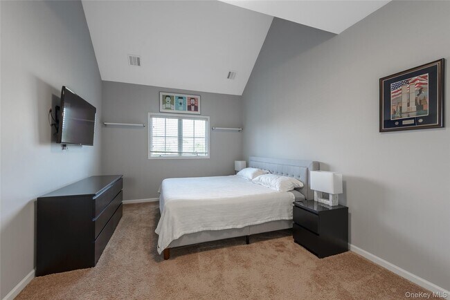 Building Photo - 330 Maple Ave