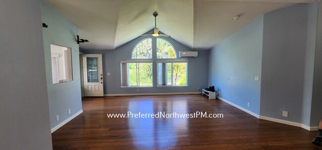 Building Photo - Lovely Home on the McKenzie River!