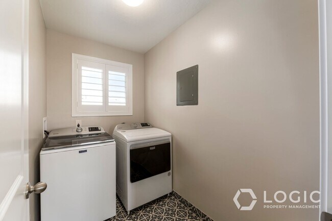 Building Photo - Stunning Fully Renovated Single Family Home!