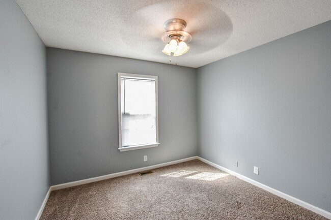 Building Photo - Pet Friendly Three Bedroom with Bonus in S...