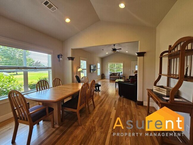 Building Photo - Fully Furnished 2BR/2BA Home in Central Point