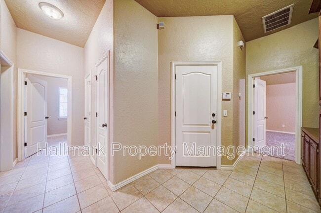 Building Photo - 1042 Hidden Oaks Way