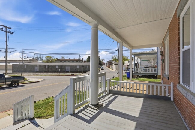 Building Photo - Beautiful Duplex with Charm