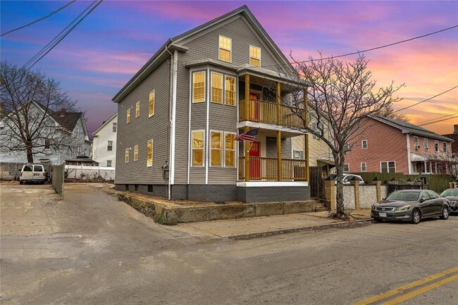 Building Photo - 589 Public St