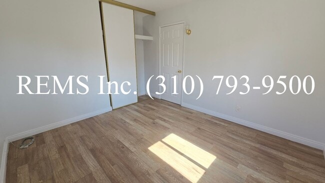 Building Photo - Detached Front House with Laundry Hookups and Garage Parking