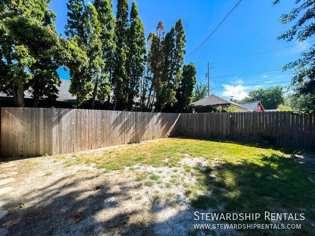 Building Photo - 2009 NW Tyler Ave