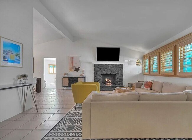 Building Photo - Stylish Palm Springs Home with Indoor-Outdoor Living