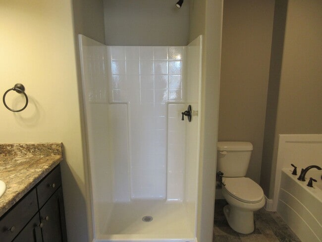 Building Photo - 3 bedroom, 2.5 bath - Newer town home livi...