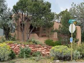 Building Photo - Gorgeous Northside Santa Fe Home