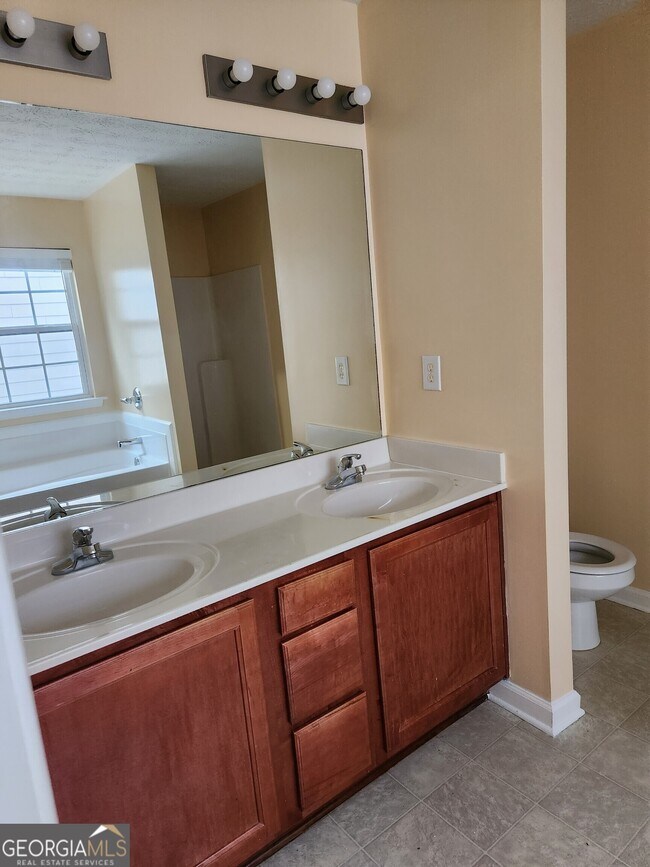 Building Photo - 2135 Pineview Trail