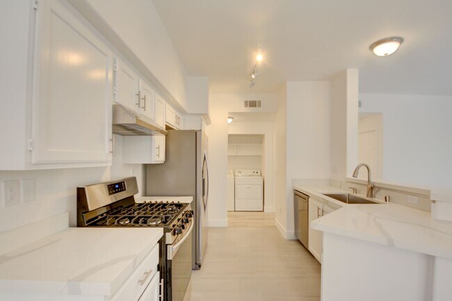 Building Photo - UPGRADED 2 BEDROOM CONDO!