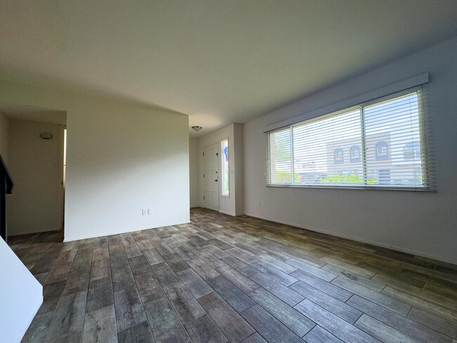 Building Photo - 2881 E Fairmount Ave