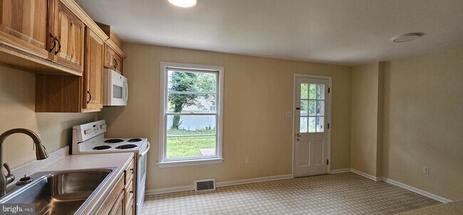 Building Photo - 222 E Whitlock Ave