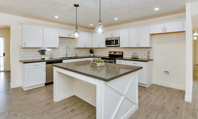 Building Photo - 1150 E Bishop Dr