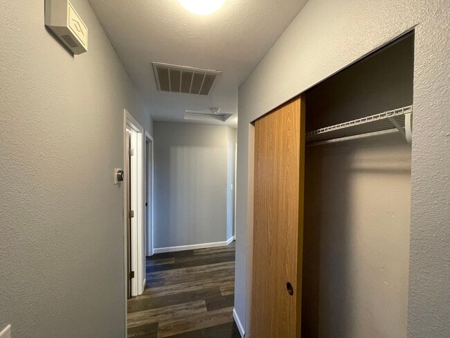 Building Photo - Charming 3 Bed/2 Bath Rambler in NE Tacoma — Cul-de-Sac Living with a Fenced Yard