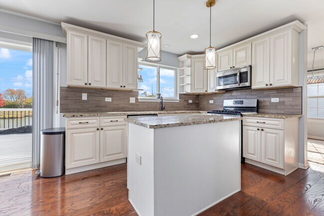 Building Photo - 3144 Bennett Pl