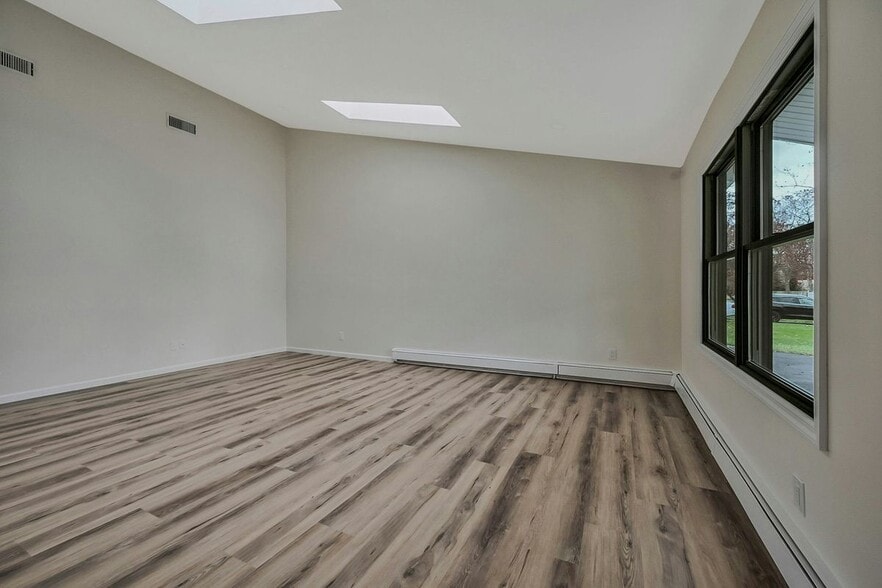 Building Photo - 21 Crater Lake Dr