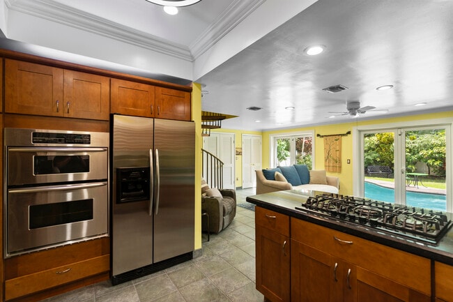 Building Photo - 614 SE 5th Ct