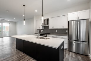 Building Photo - 814 7th St