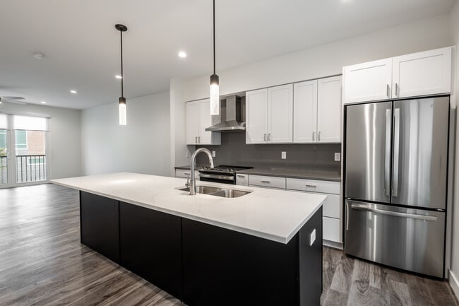 Building Photo - 814 7th St