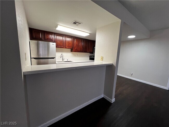 Building Photo - 5021 River Glen Dr