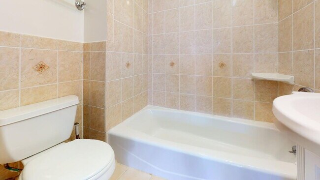 Building Photo - "Charming 4-Bed, 4-Bath Oasis in San Francisco with 1,963 Sq Ft of Comfort!"