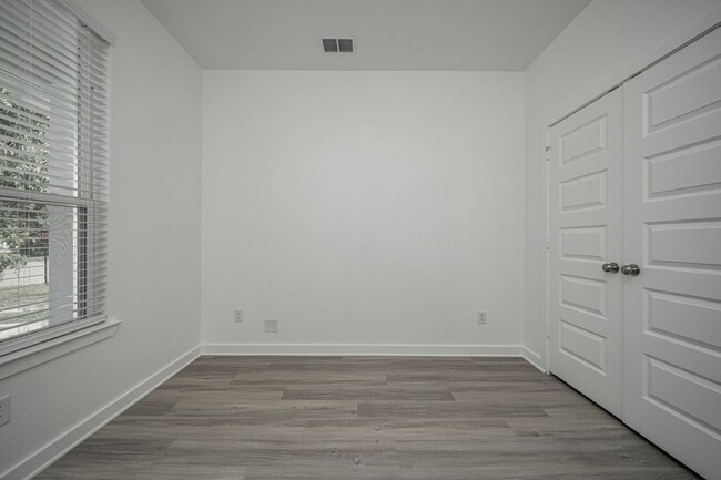 Building Photo - 1606 W 5th St