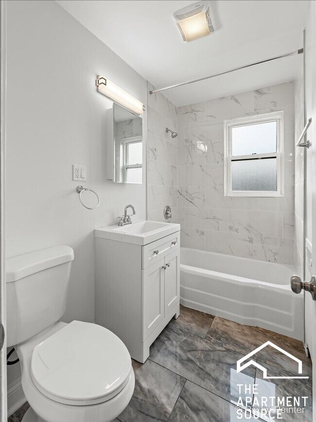 Building Photo - 2721 W Berwyn Ave