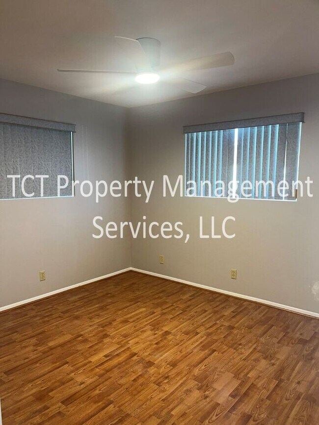 Building Photo - 55+ Community! 2 Bedroom Home