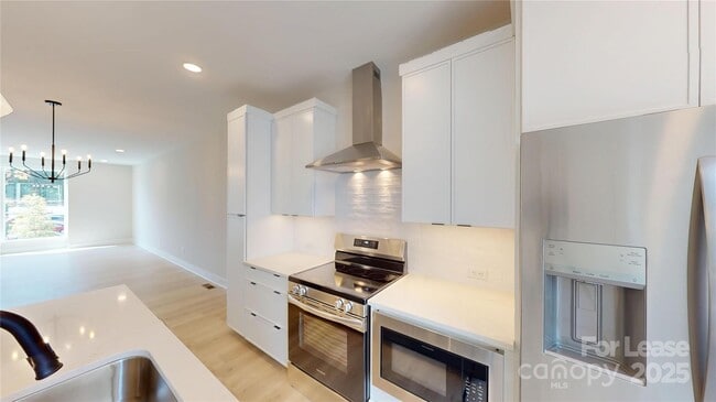 Building Photo - 409 Devender Ln