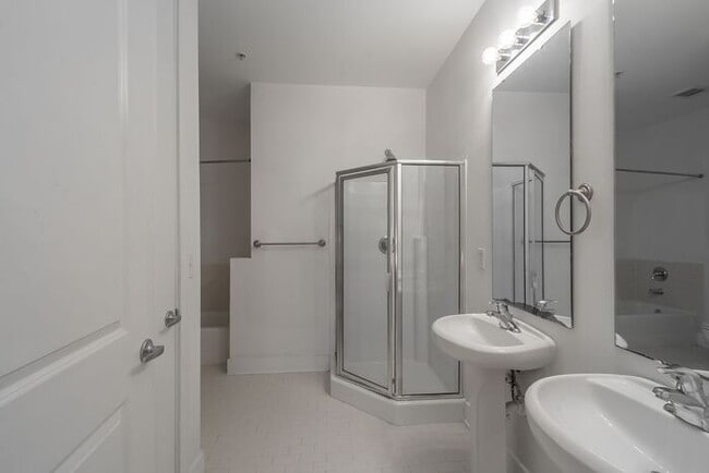 Building Photo - Wonderful 2bd/2bth uptown condo! lots of space in a beautiful building