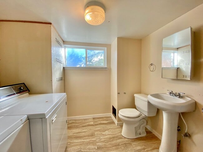 Building Photo - Charming Lake Hills Home in the Heart of Bellevue