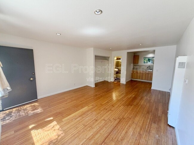 Building Photo - 362 N San Vicente Blvd