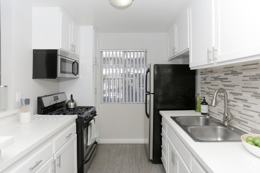 1BR, 1BA - 600 SF - The Parker