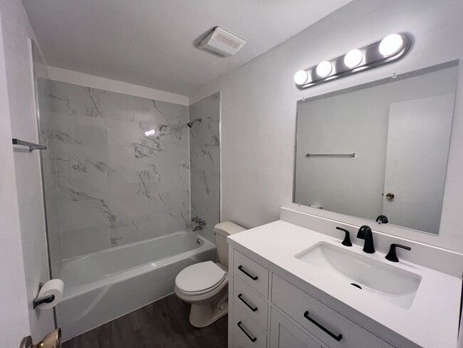 Building Photo - Hearthsone Condo