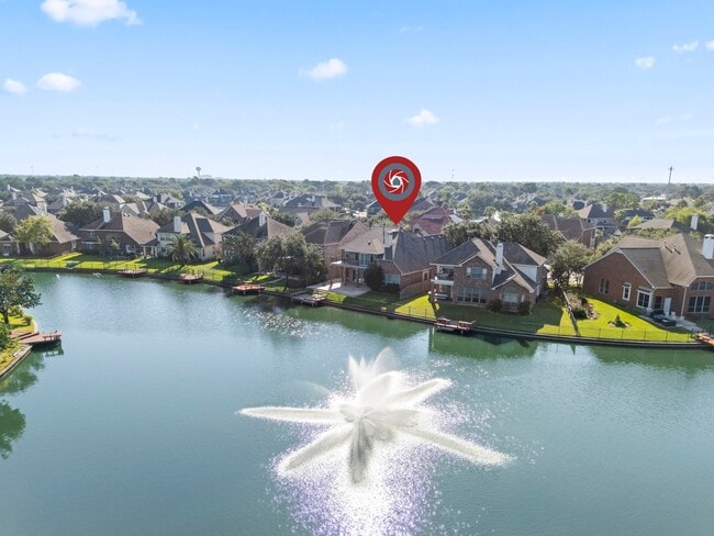 Building Photo - 10011 Lakeside Gables Dr