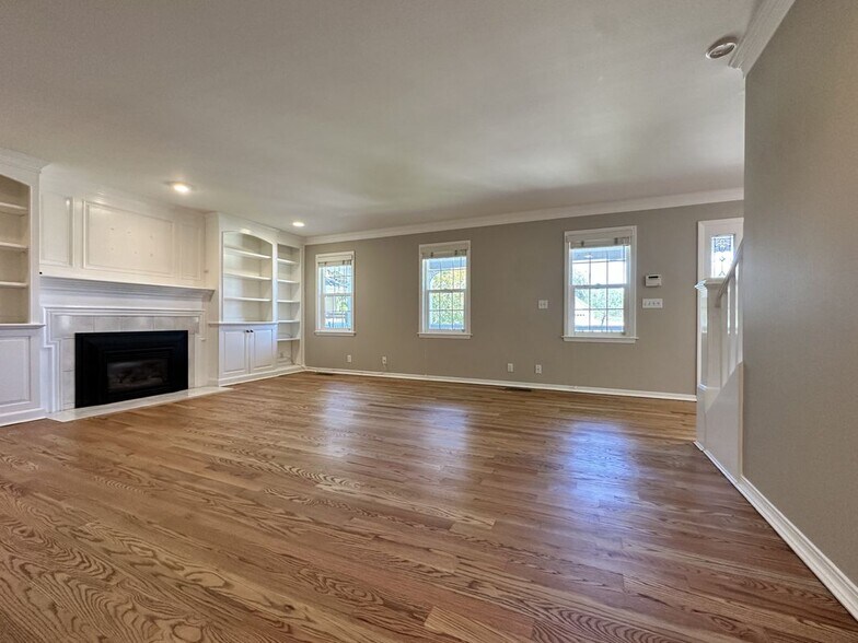 Building Photo - 604 Village Ct