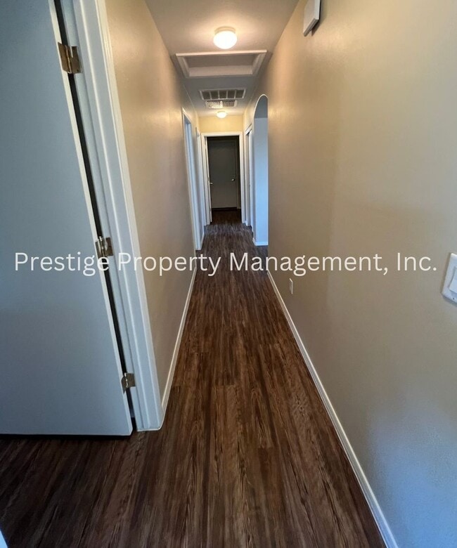 Building Photo - Don't Miss Out On This Southeast Gem!