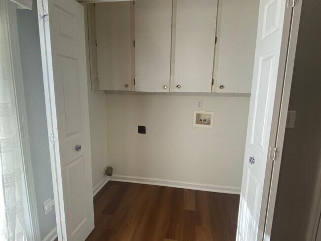 Building Photo - Price reduced**Move-in Ready!