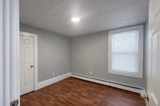 Building Photo - 203 London St