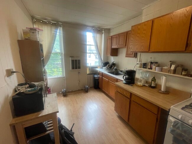 Primary Photo - 123 Clinton St
