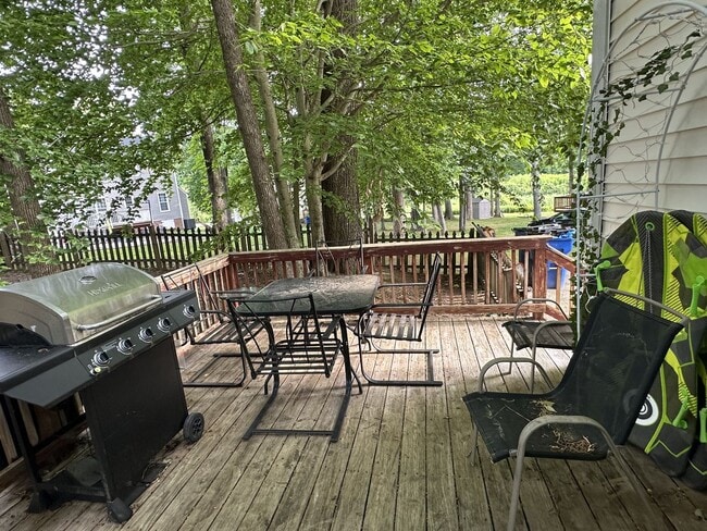 Building Photo - For Rent: Charming 4-Bedroom Colonial in C...