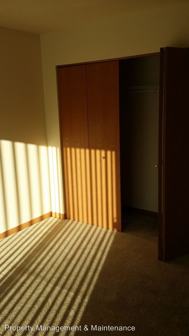 Building Photo - 1906 N Oak Dr