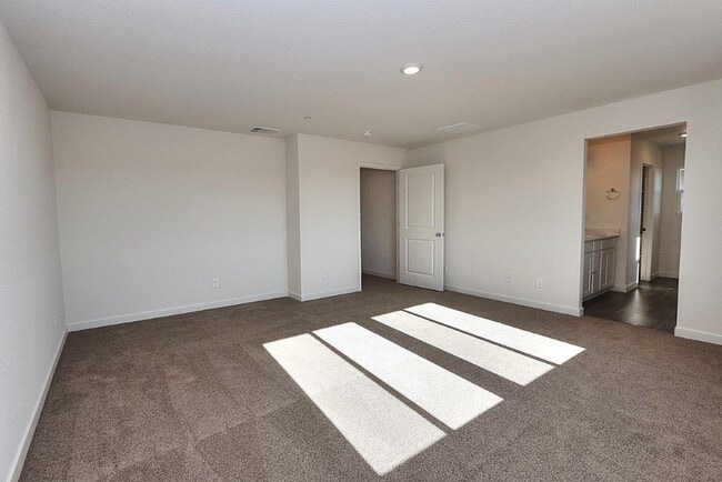 Building Photo - Beautiful Lincoln Home Available in May!