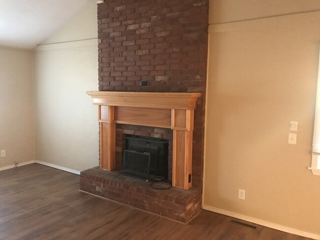 Building Photo - 3 Bedroom 2 Bathroom across from Kickapoo High School $1,495!