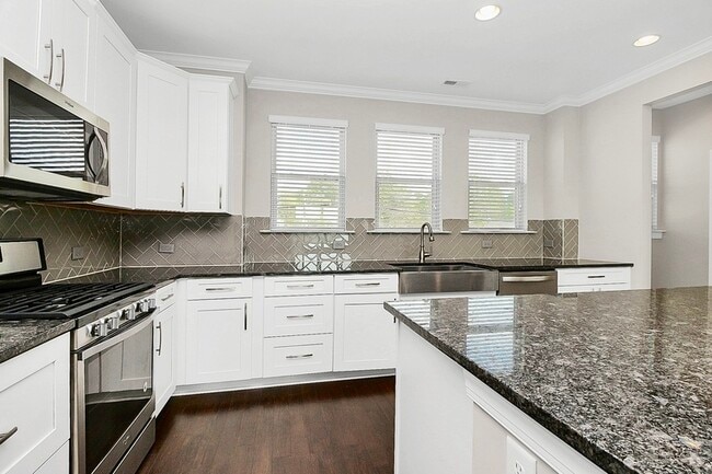 Building Photo - 2633 Statesville Ave