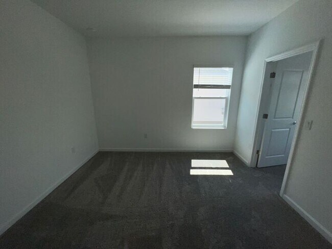 Building Photo - Nearly New 4 bedroom 2.5 bath St. Cloud ho...