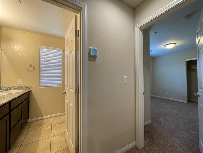Building Photo - 4 BED 2.5 BATH 2 CAR GARAGE SINGLE FAMILY ...